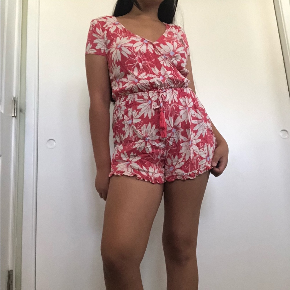 Hollister Pink & White Spring Floral Romper 💗💐